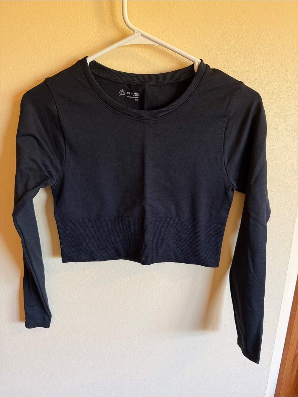 Black Cropped Long-Sleeve Athletic Offline Top
